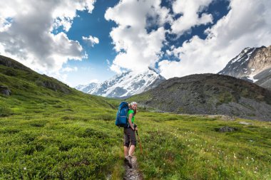 Altai dağlarında bir yürüyüşçü.