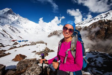 Yürüyüşçü Himalaya dağlarının manzarasının tadını çıkarıyor.