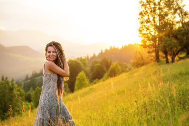 Dağlardaki güzel rastalı kadın