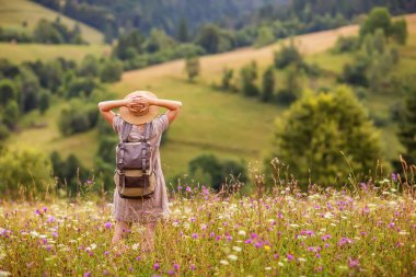 Yürüyüşçü kadın, dağ manzarasının tadını çıkar.