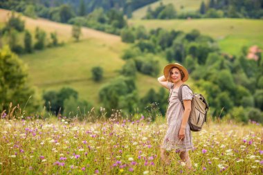 Yürüyüşçü kadın, dağ manzarasının tadını çıkar.