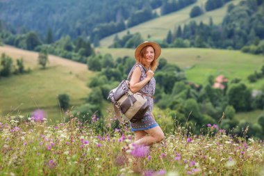 Yürüyüşçü kadın, dağ manzarasının tadını çıkar.