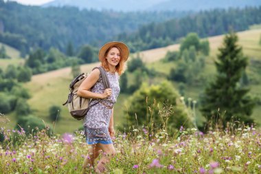 Yürüyüşçü kadın, dağ manzarasının tadını çıkar.