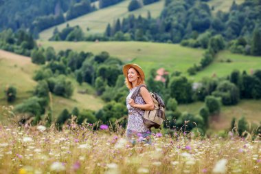Yürüyüşçü kadın, dağ manzarasının tadını çıkar.