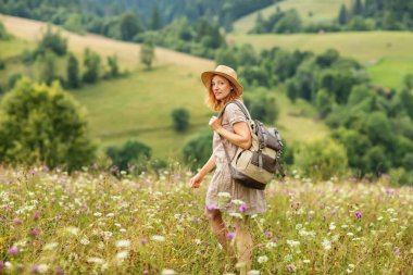 Yürüyüşçü kadın, dağ manzarasının tadını çıkar.