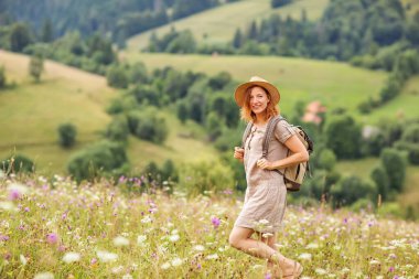Yürüyüşçü kadın, dağ manzarasının tadını çıkar.
