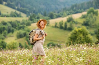 Yürüyüşçü kadın, dağ manzarasının tadını çıkar.