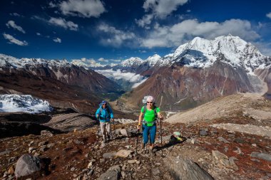 Yürüyüşçü Himalaya dağlarının manzarasının tadını çıkarıyor.