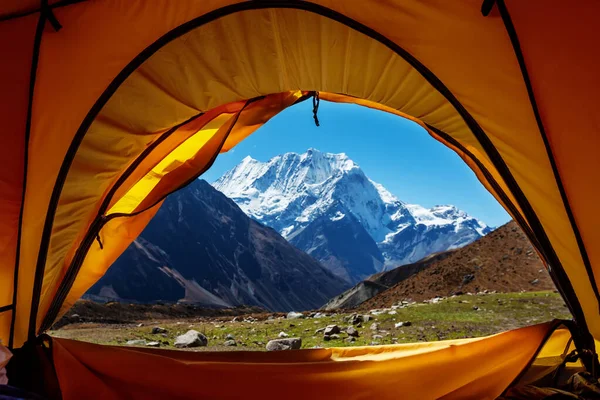 穿过帐篷的喜马拉雅山的美丽风景 — 图库照片