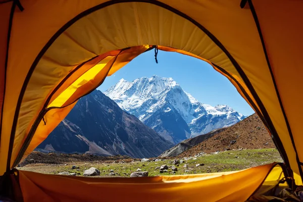 穿过帐篷的喜马拉雅山的美丽风景 — 图库照片