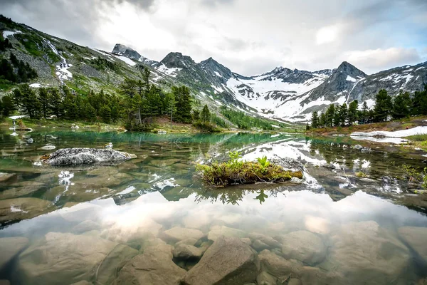 Lago Verde Entre Montañas Día Nublado — Foto de Stock