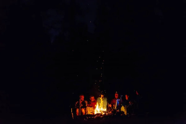 Group Tourists Resting Fire — Stock Photo, Image