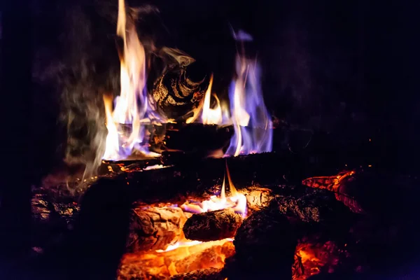 夜晚自然的篝火 — 图库照片