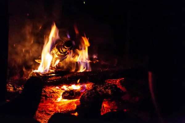 夜晚自然的篝火 — 图库照片