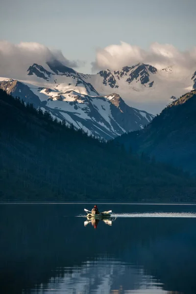 Kayak Medio Gran Lago —  Fotos de Stock