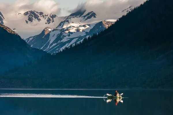 一个皮划艇在一个大湖中 — 图库照片