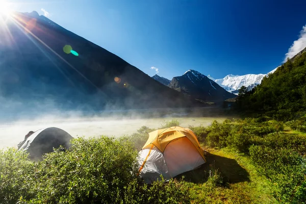 Tenda Perto Lago Montanha — Fotografia de Stock