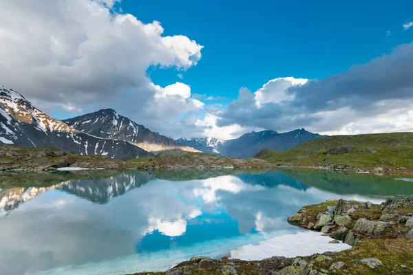 Bulutlu Bir Günde Dağların Arasında Yeşil Göl — Stok fotoğraf