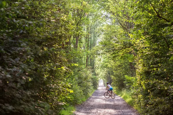 Woman Rides Bicycle Beautiful Green Forest Adventure Cycling — Stock Photo, Image