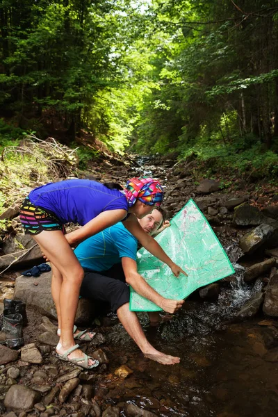 Los Jóvenes Están Haciendo Senderismo Las Montañas Cárpatas —  Fotos de Stock