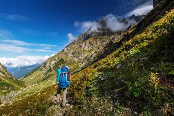 Georgia Daki Kafkasya Dağlarında Sırt Çantalı Bir Adam Yürüyüş Yapıyor — Stok fotoğraf