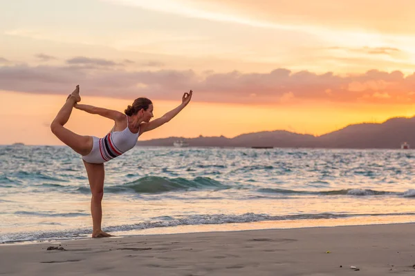 Mujer Practica Yoga Orilla Del Mar — Foto de Stock