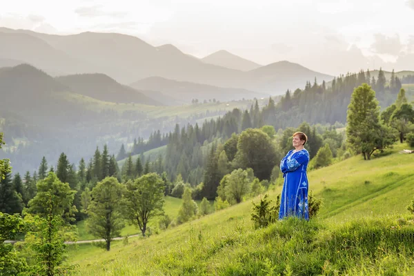 Wanita Menawan Saat Matahari Terbenam Pegunungan — Stok Foto