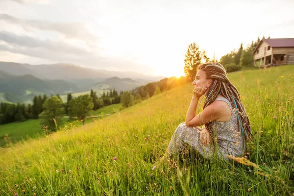 Krásná Dreadlock Žena Horách — Stock fotografie