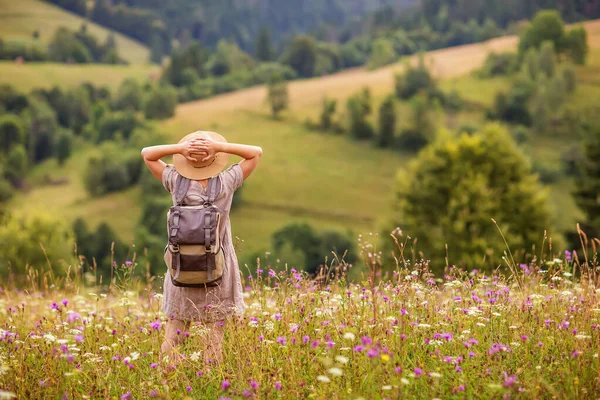 Femeie Excursionist Bucură Vedere Munte — Fotografie, imagine de stoc