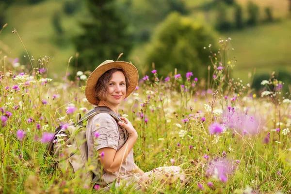 Žena Turistka Vychutnat Pohled Hory — Stock fotografie