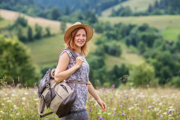 Žena Turistka Vychutnat Pohled Hory — Stock fotografie