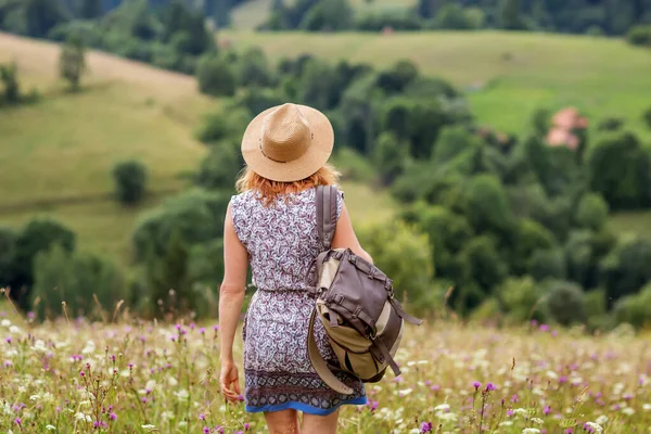 Žena Turistka Vychutnat Pohled Hory — Stock fotografie