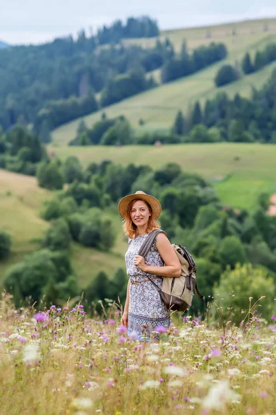 Женщина Турист Наслаждаться Видом Горы — стоковое фото