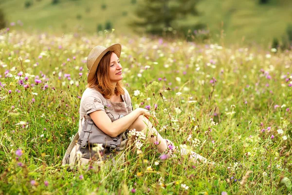 Žena Turistka Vychutnat Pohled Hory — Stock fotografie