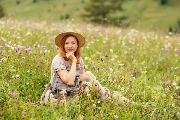 Žena Turistka Vychutnat Pohled Hory — Stock fotografie