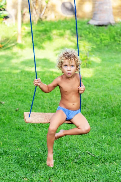 Szczęśliwy Chłopiec Swinging Huśtawce — Zdjęcie stockowe