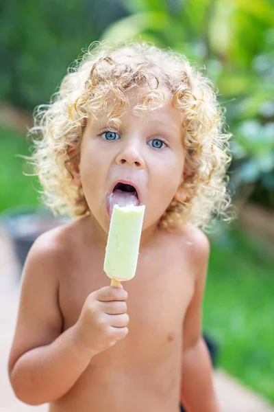 Счастливый Кудрявый Мальчик Ест Мороженое — стоковое фото