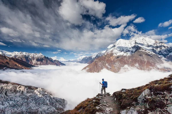 远足者欣赏喜马拉雅山的美景 — 图库照片