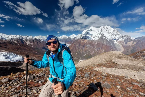 Drumețul Bucură Priveliștea Din Munții Himalaya — Fotografie, imagine de stoc