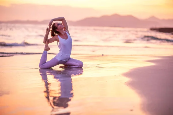 Kvinna Utövar Yoga Stranden — Stockfoto