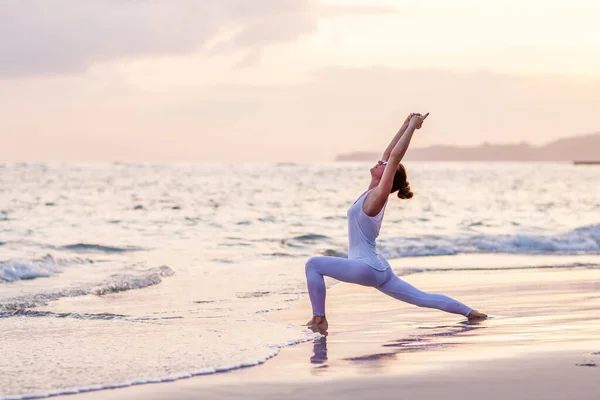 Mujer Practica Yoga Orilla Del Mar — Foto de Stock