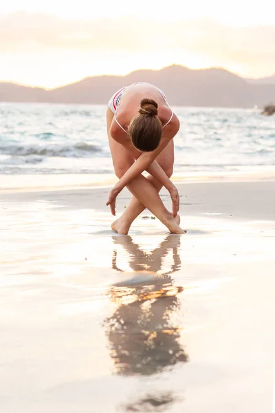 Femme Pratique Yoga Bord Mer — Photo