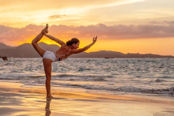 Žena Cvičí Jógu Mořském Pobřeží — Stock fotografie