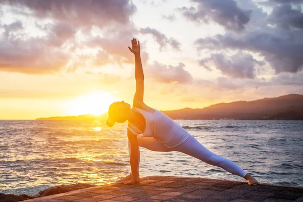 Frau Praktiziert Yoga Strand — Stockfoto