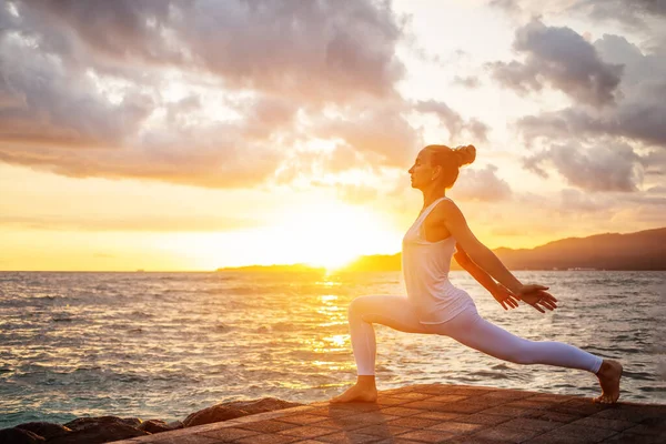 Kvinde Praktiserer Yoga Kysten - Stock-foto