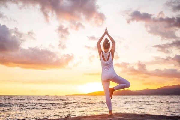 Wanita Berlatih Yoga Pantai — Stok Foto