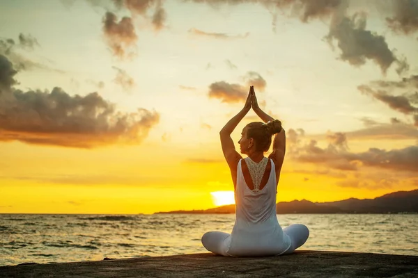 Donna Pratica Yoga Riva Mare — Foto Stock