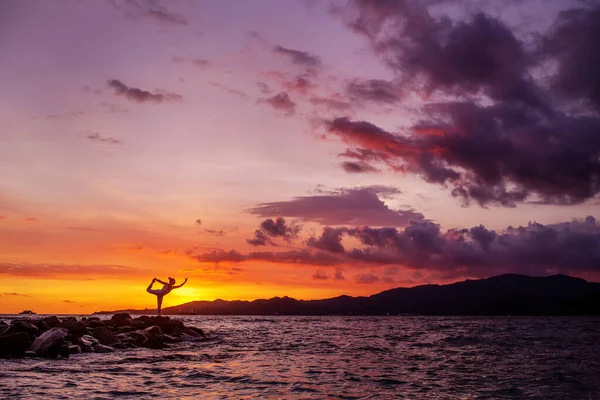 Kadın Deniz Kıyısında Yoga Yapıyor — Stok fotoğraf