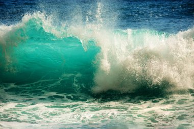 Büyük mavi fırtınalı okyanus dalgası