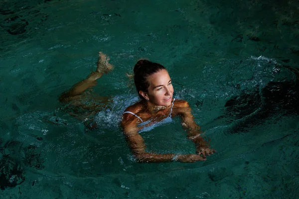 Beautiful Woman Nature Pool — Stock Photo, Image